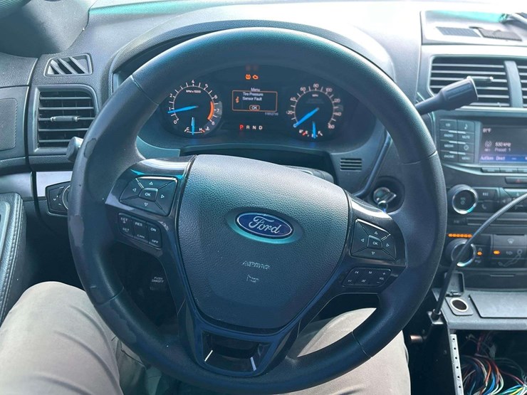 2016-ford-explorer-image-13