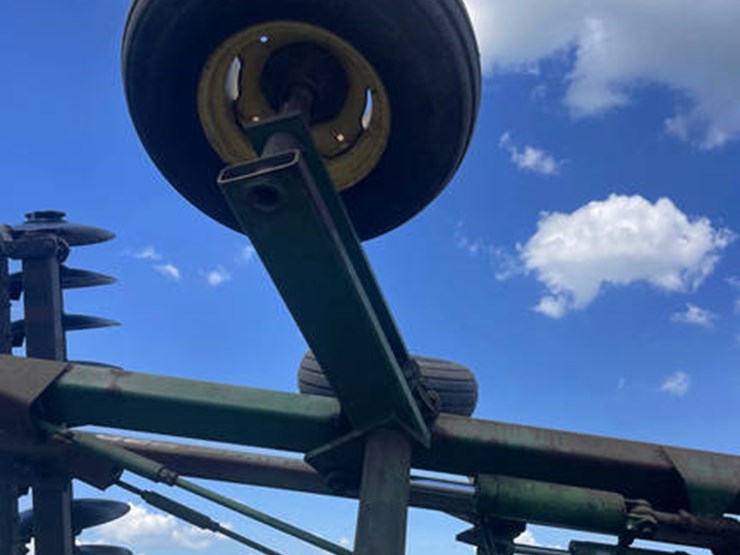 john-deere-235-image-10