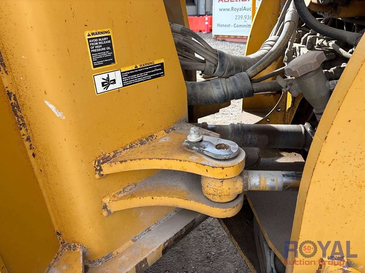2011-deere-844k-image-24