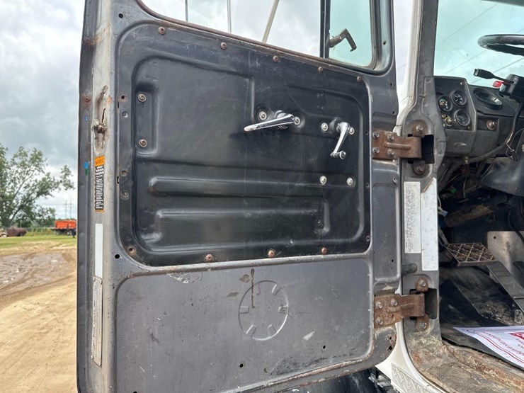 2001-mack-rd688s-image-26