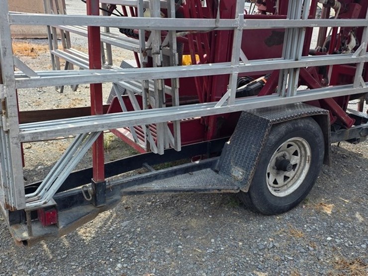 comfort-chute-h-series-hoof-trimming-trailer-image-8