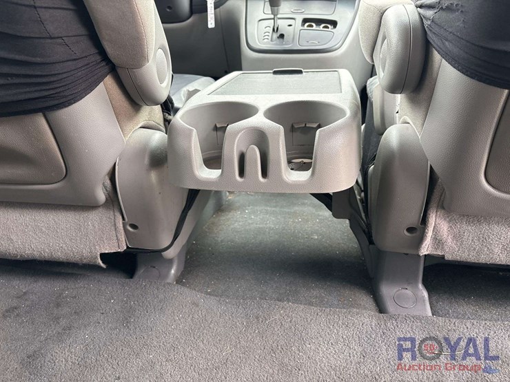 2014-kia-sedona-image-24