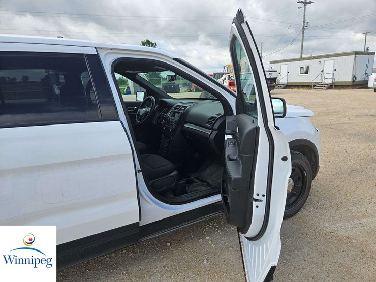 2017-ford-explorer-image-34