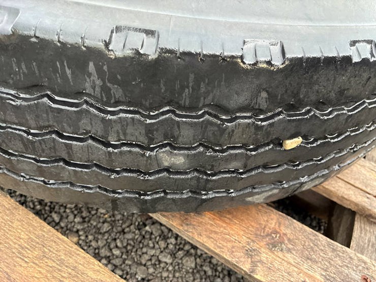 #113249-•-gy-10r17.5-tire-on-rim-image-3