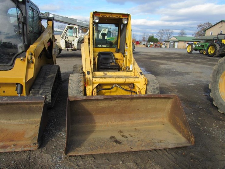new-holland-l779-image-2