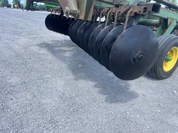 john-deere-235-image-12