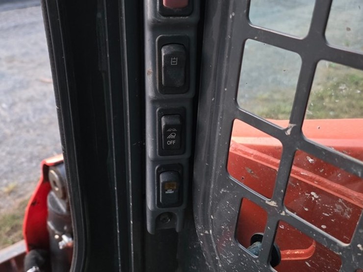 2016-kubota-ssv75-image-49