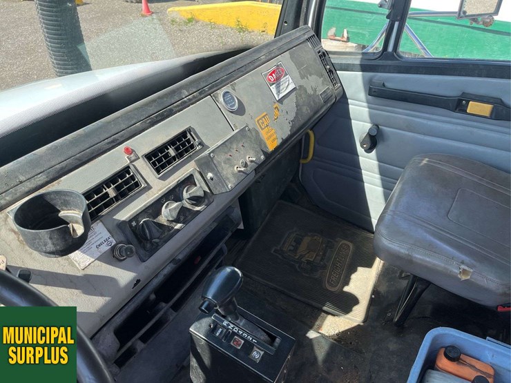 2000-freightliner-fl80-image-9