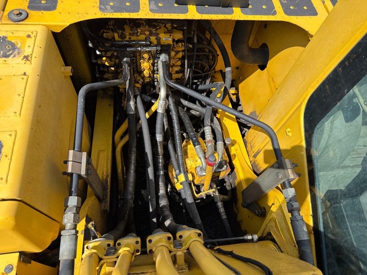 2016-komatsu-pc210-lc-11-image-18