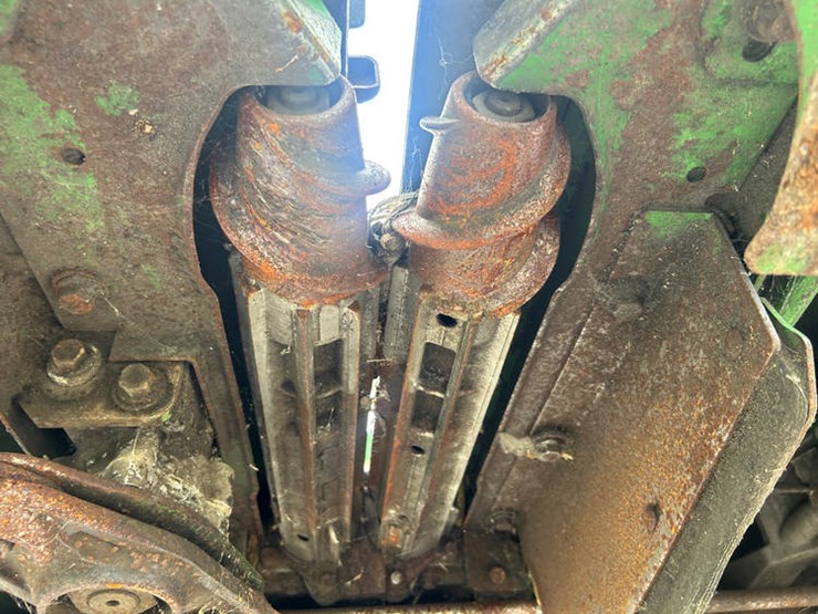 2011-john-deere-608c-image-23