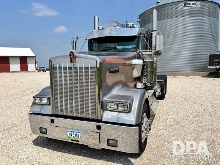 2014-kenworth-w900-image-4