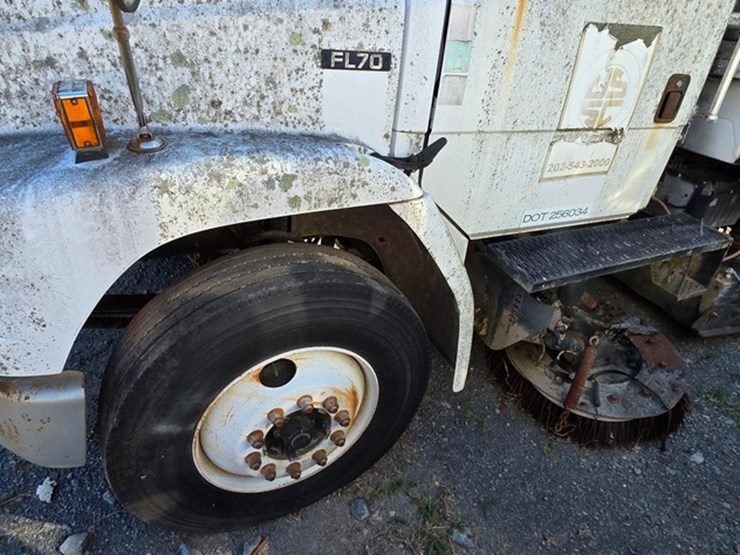 2002-freightliner-fl70-image-24