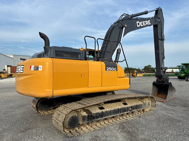 2021-john-deere-250-image-4