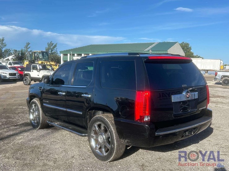 2013-cadillac-escalade-image-4