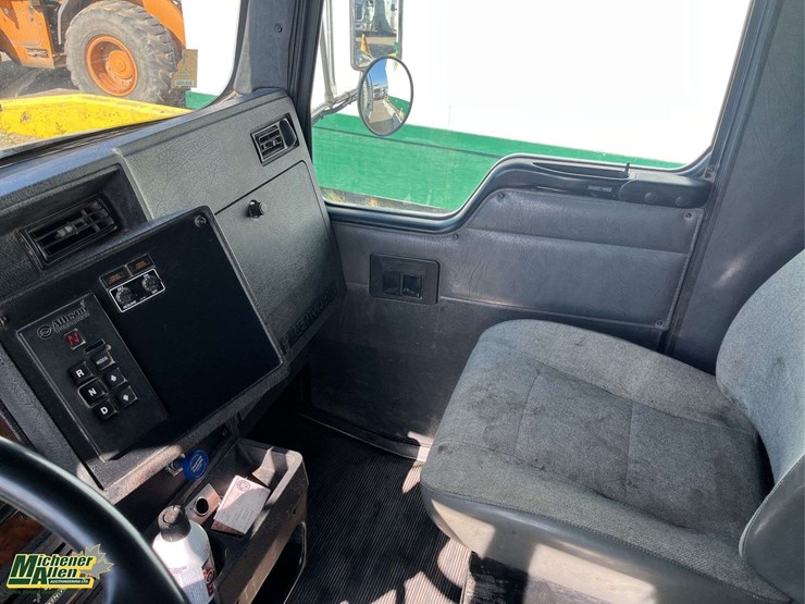 2001-kenworth-t300-image-6