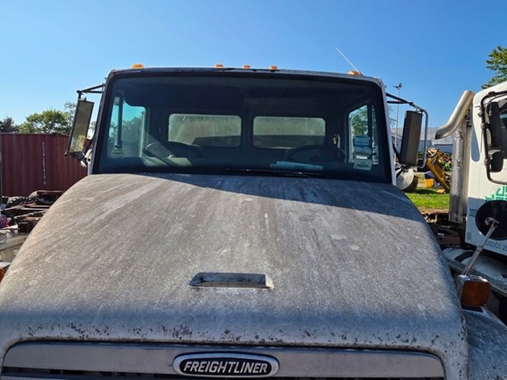 2002-freightliner-fl70-image-29