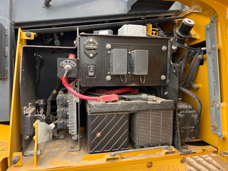 2020-deere-700k-lgp-image-33