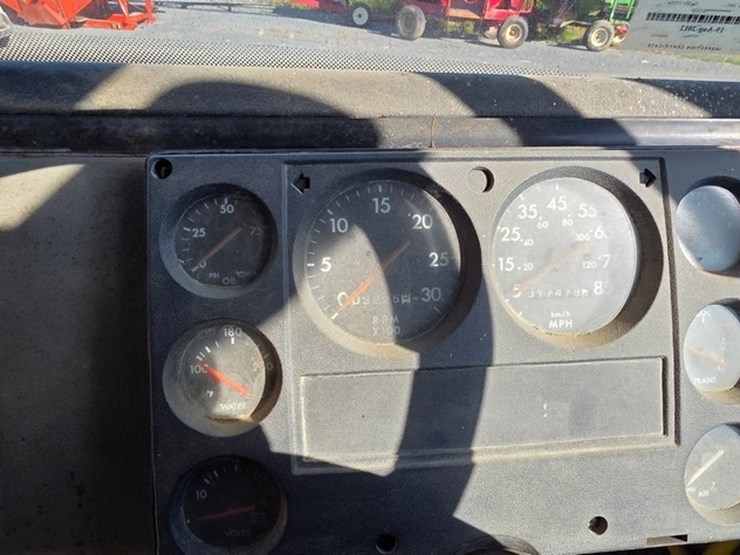 2002-freightliner-fl70-image-52