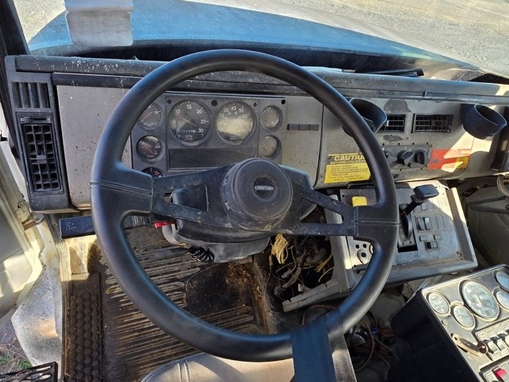 2002-freightliner-fl70-image-45