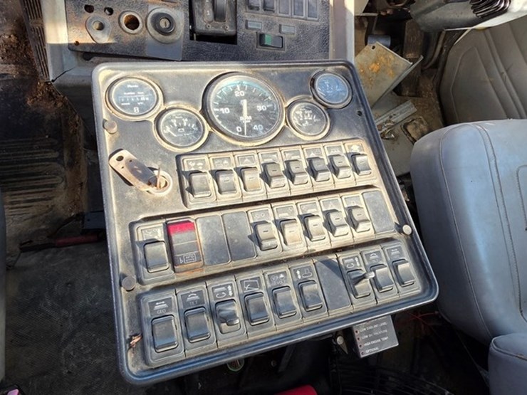 2002-freightliner-fl70-image-47
