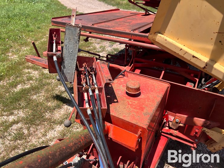 new-holland-1037-image-12