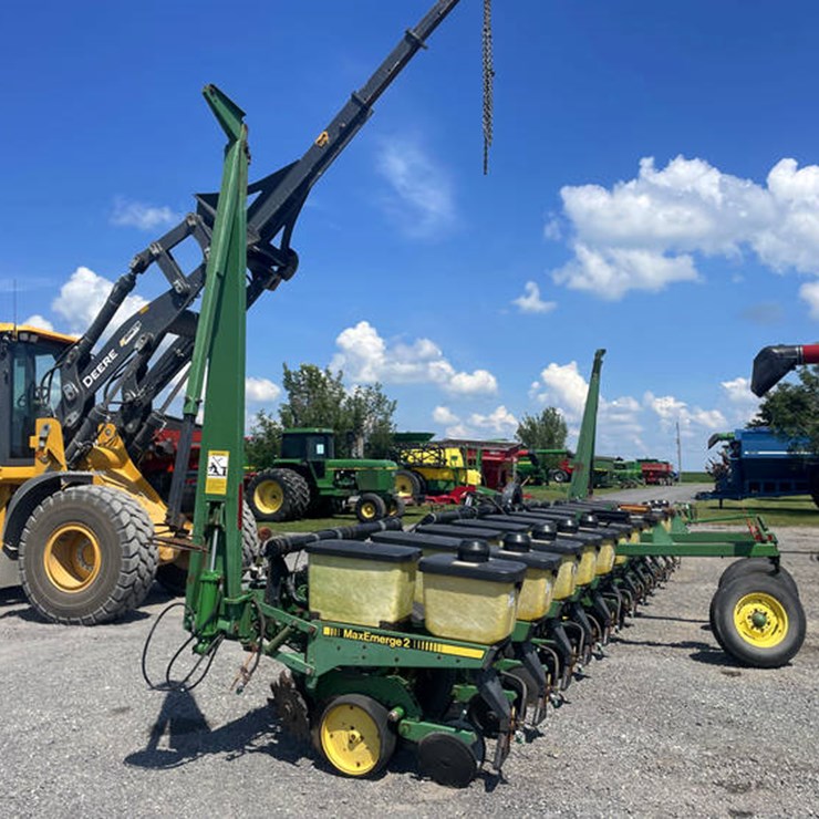 JOHN DEERE 7300