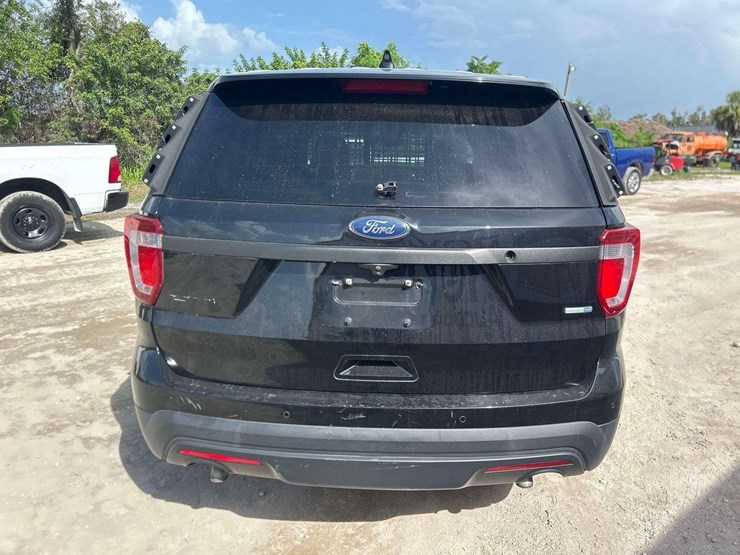 2016-ford-explorer-image-18