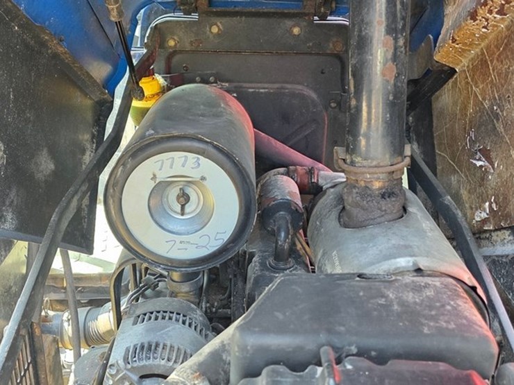 new-holland-ts100-image-40