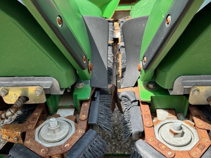 2010-john-deere-608c-image-11