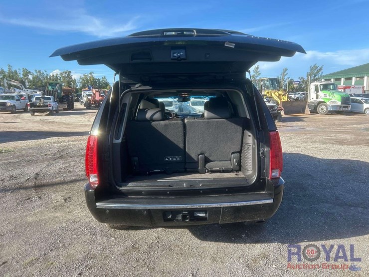 2013-cadillac-escalade-image-22