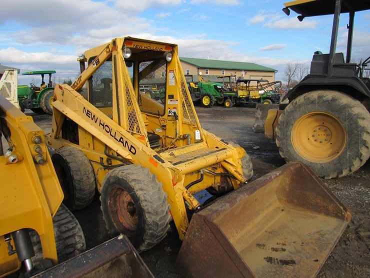 new-holland-l779-image-3