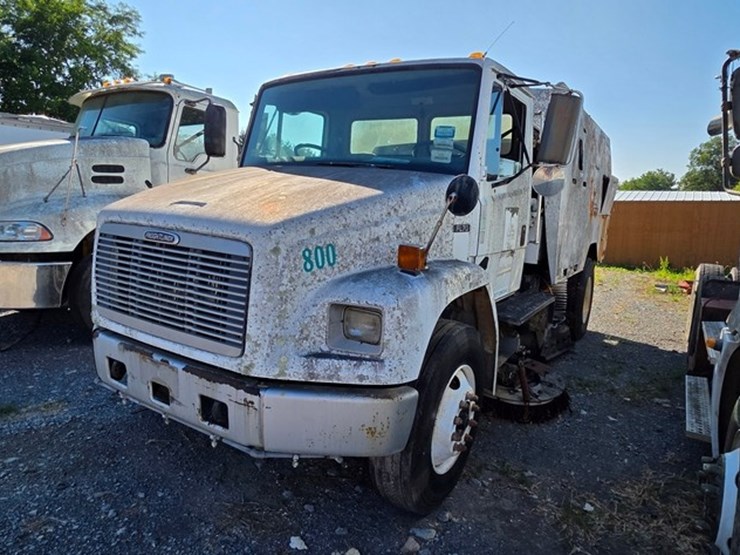 2002-freightliner-fl70-image-2