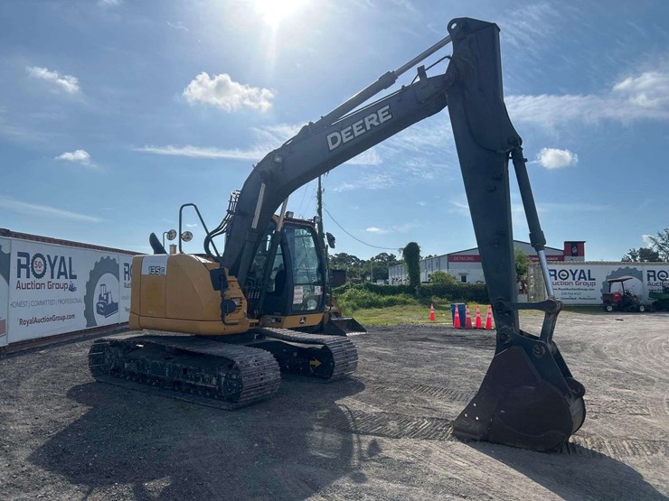 2015-deere-135g-image-2
