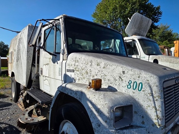 2002-freightliner-fl70-image-7