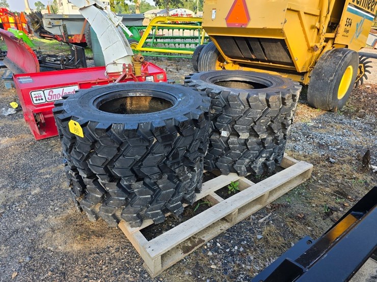 new-4-12-16.5-forerunner-skidloader-tires-image-1