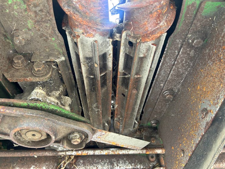 2011-john-deere-608c-image-32