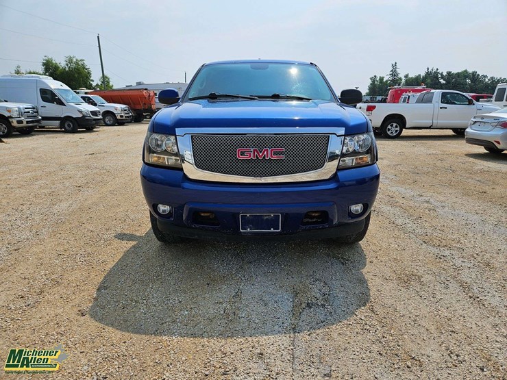 2008-chevrolet-suburban-image-2