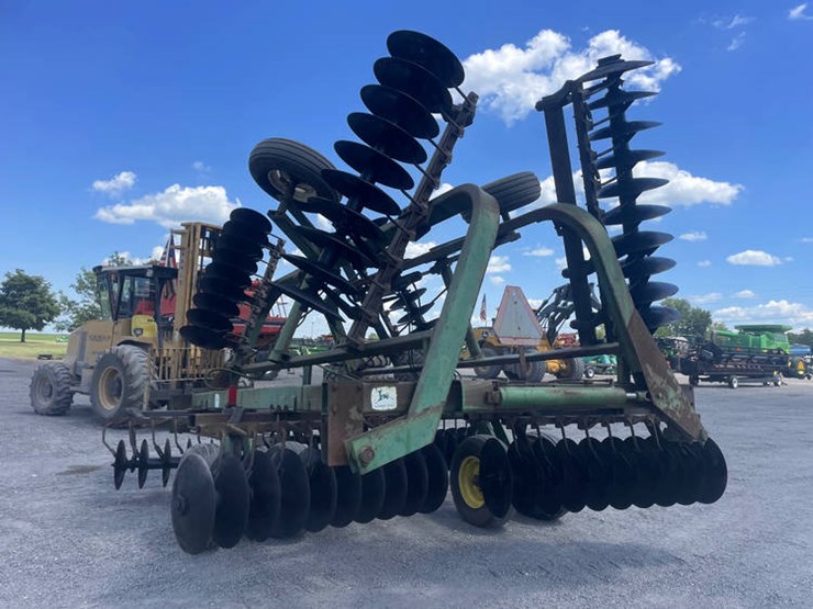 john-deere-235-image-16