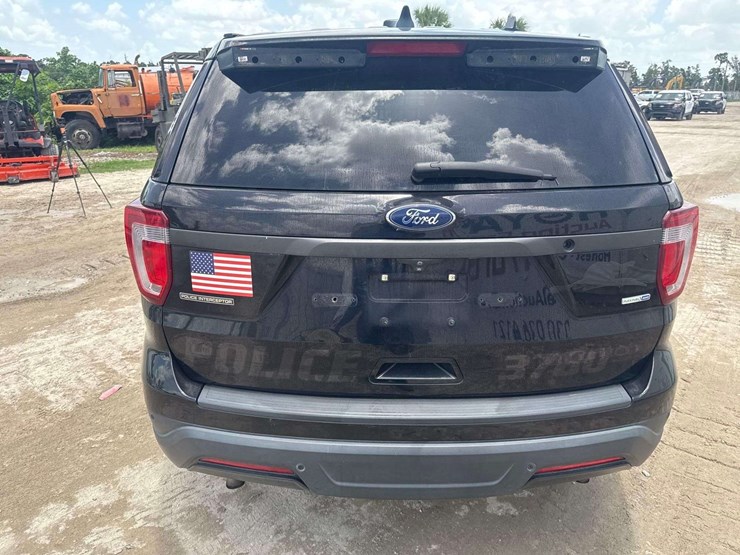 2019-ford-explorer-image-21