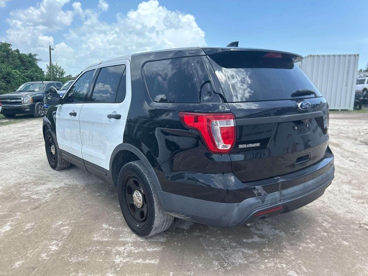 2016-ford-explorer-image-4