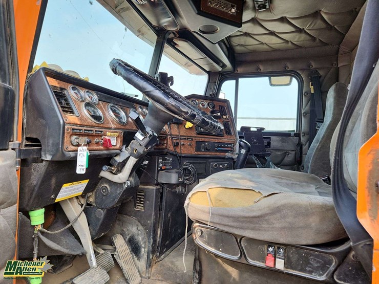 2007-freightliner-fld120-image-10