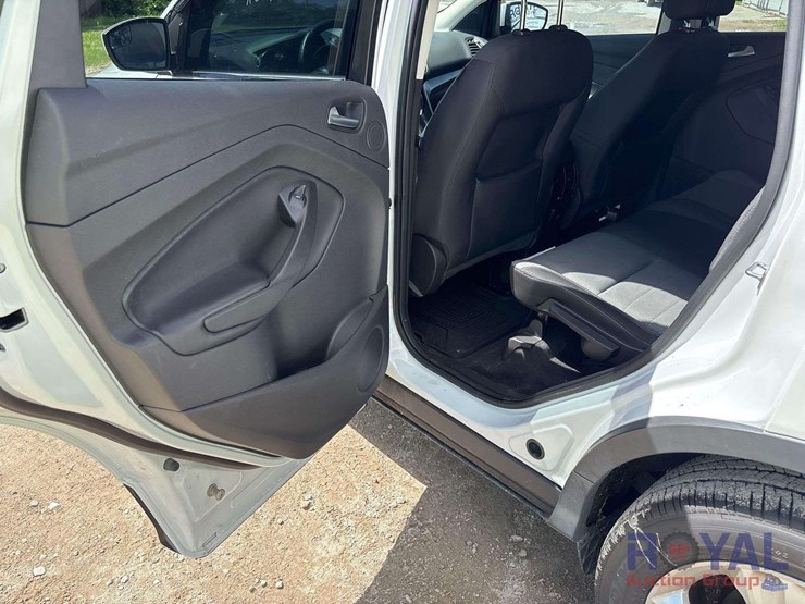 2016-ford-escape-se-image-18