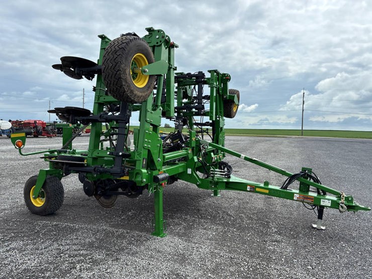 2023-john-deere-2510h-image-3