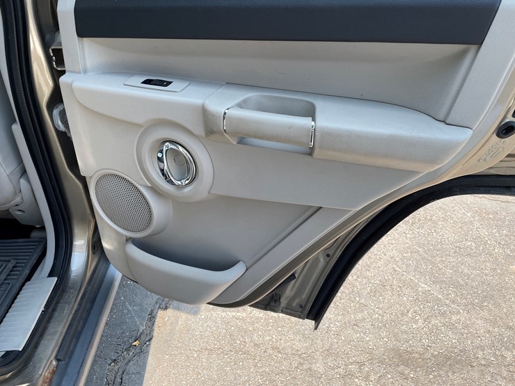 2006-jeep-commander-image-38