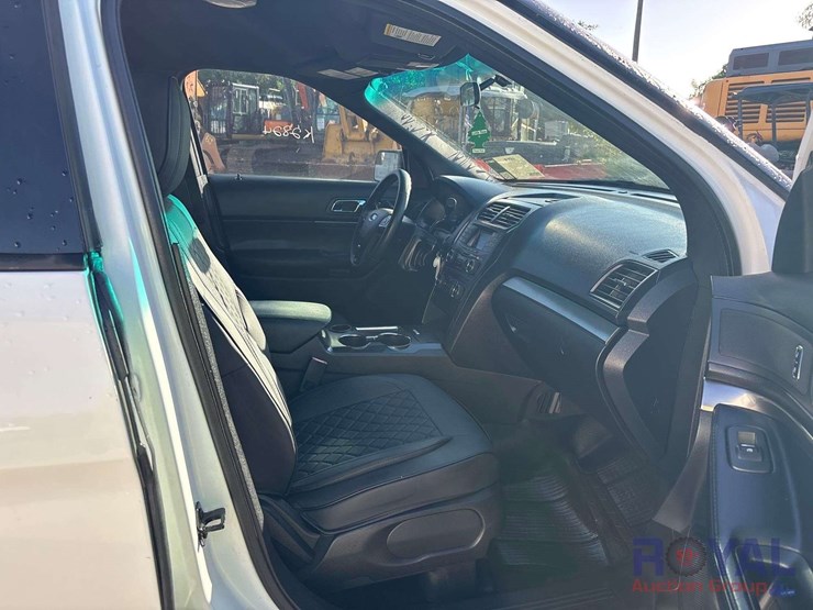 2016-ford-explorer-image-22