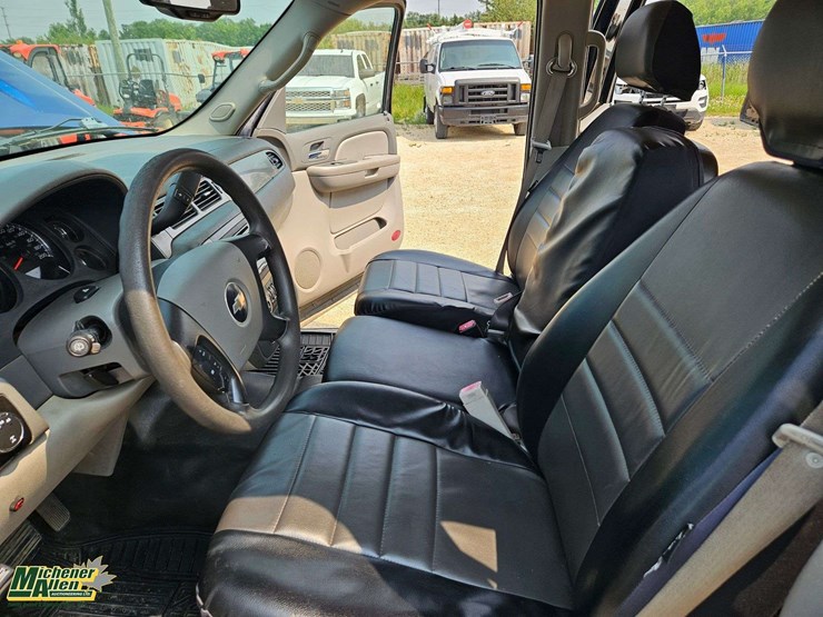 2008-chevrolet-suburban-image-21