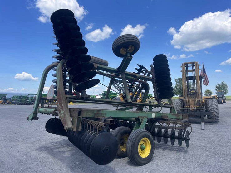 john-deere-235-image-13