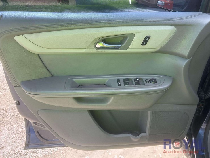 2013-chevrolet-traverse-ls-image-13
