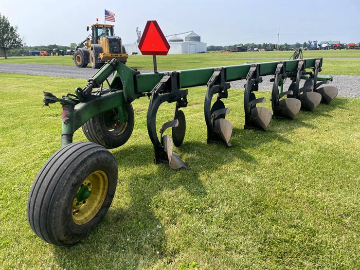 john-deere-2810-image-1