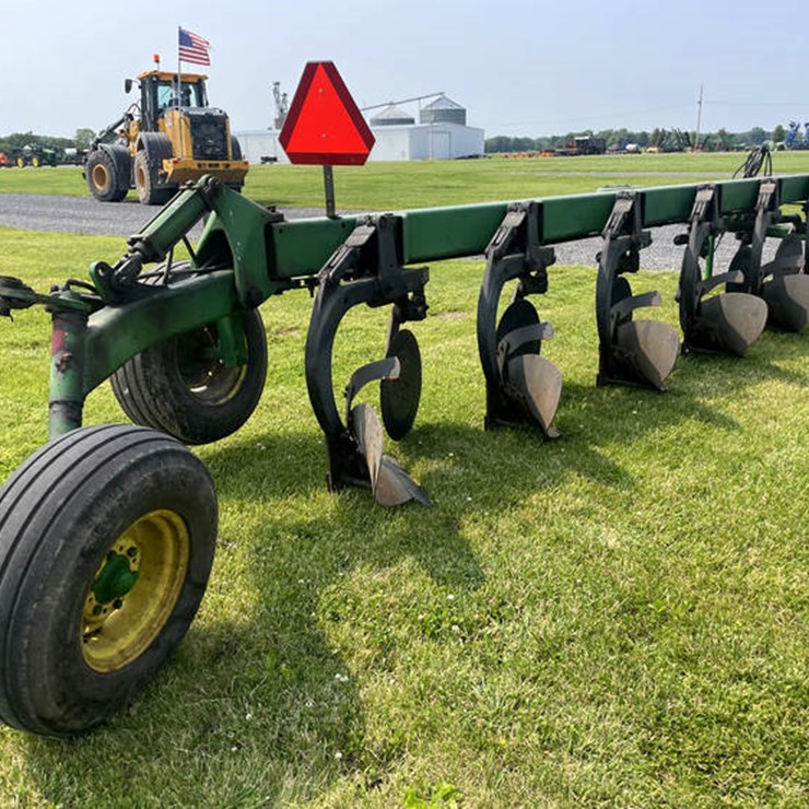 JOHN DEERE 2810